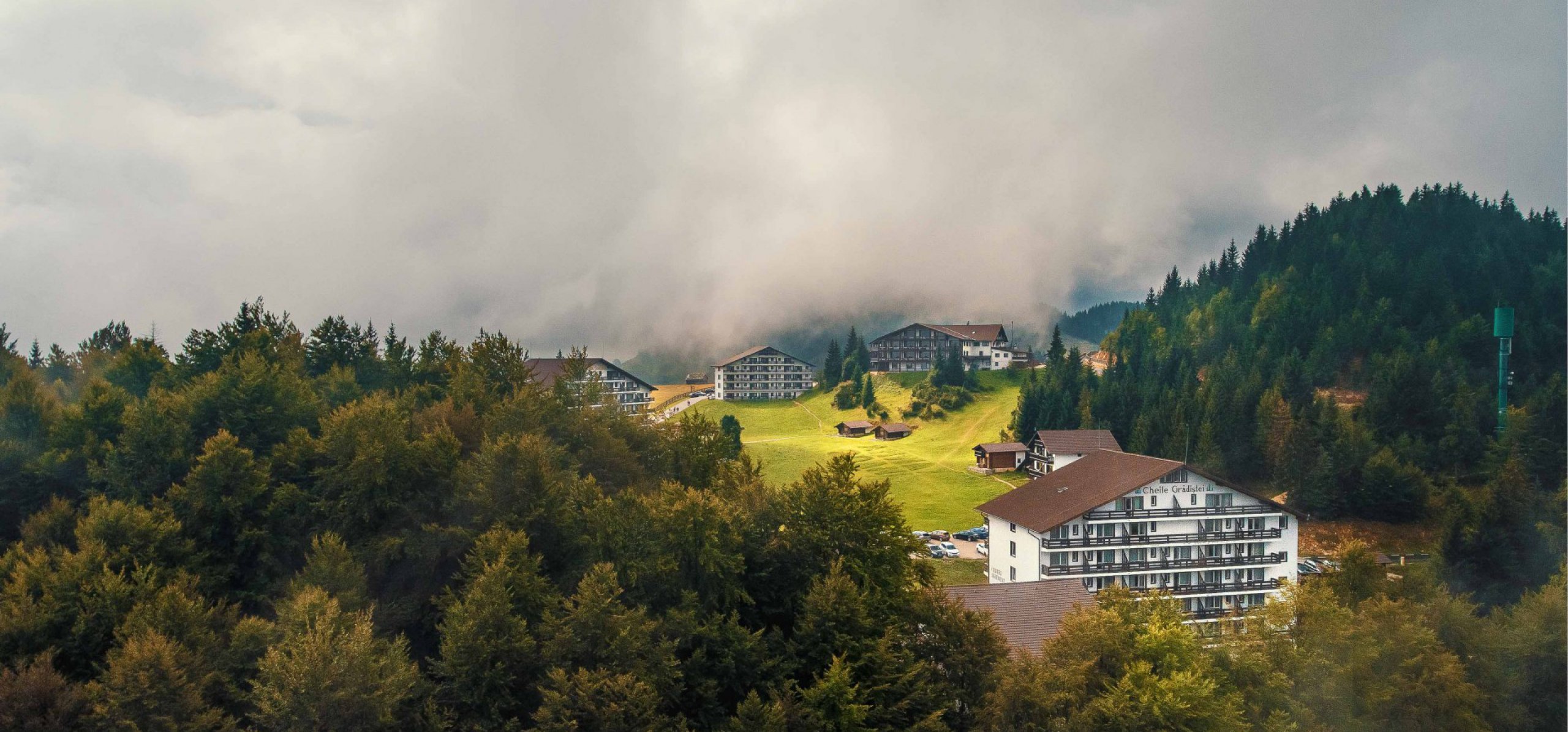 peisaj-montan-hotel-sport-cheile-gradistei-fundata peisaj-montan-hotel-sport-cheile-gradistei-fundata