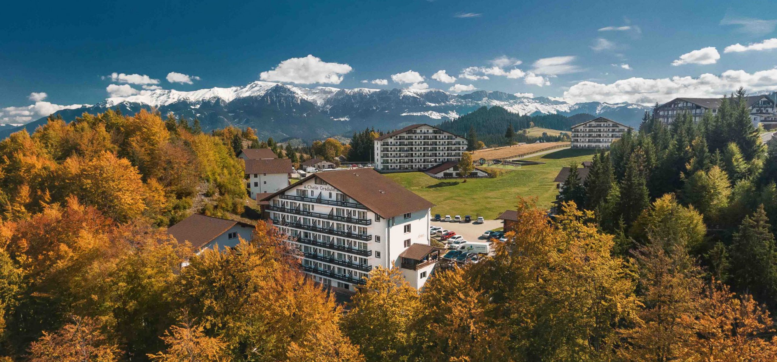 peisaj-toamna-hotel-sport-cheile-gradistei-fundata peisaj-toamna-hotel-sport-cheile-gradistei-fundata