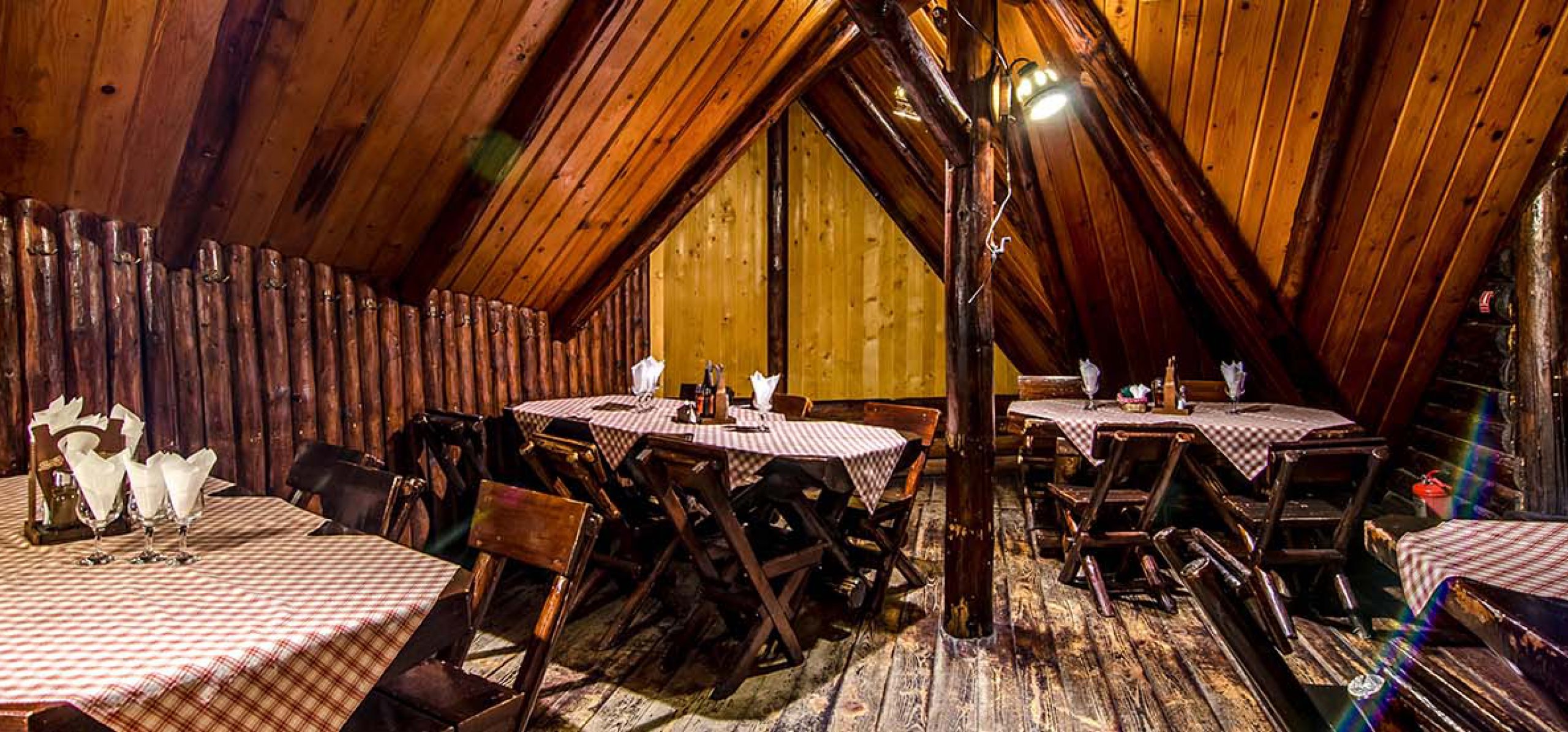 interior-restaurant-moieciu-cheile-gradistei-restaurant interior-restaurant-moieciu-cheile-gradistei-restaurant
