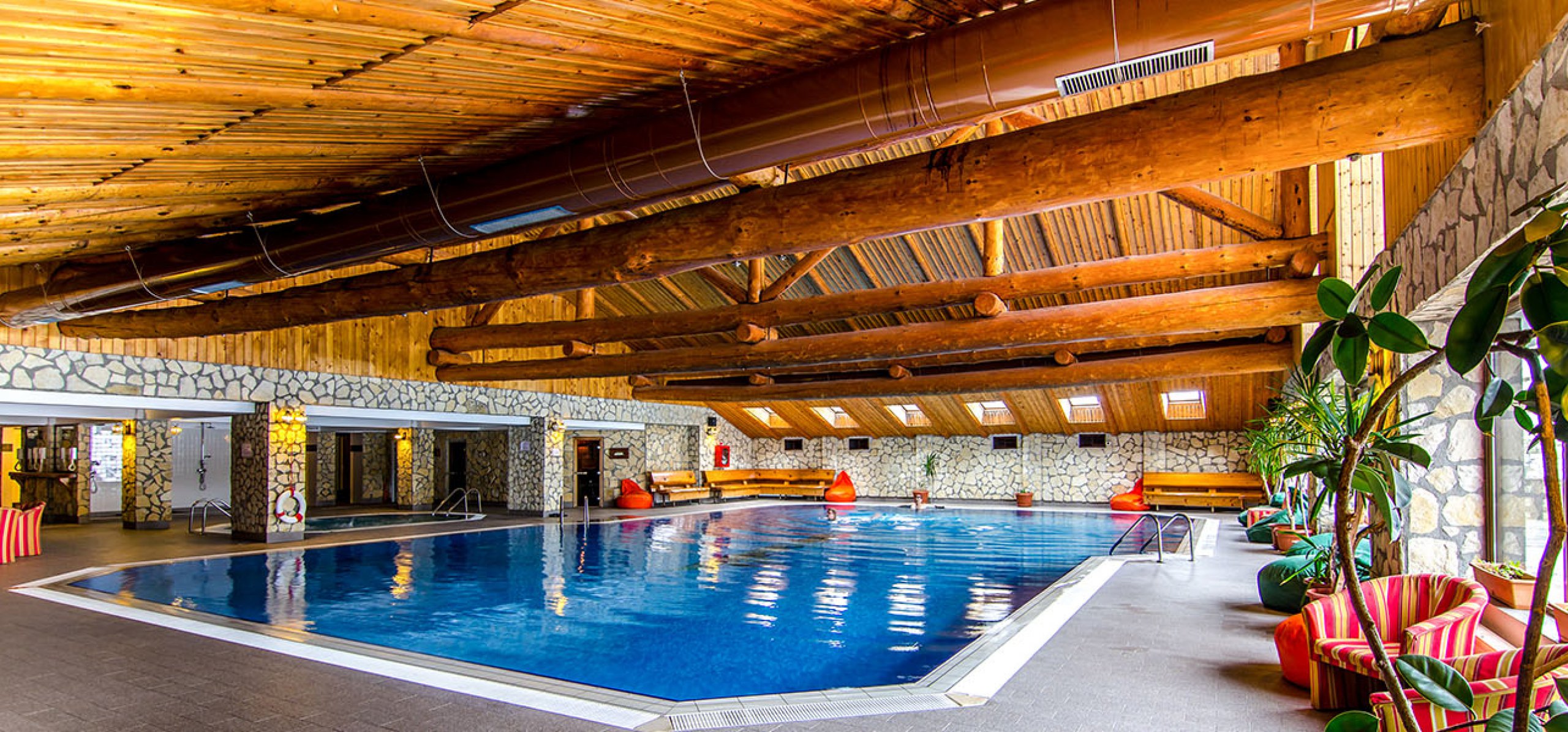 ambient-piscina-hotel-bucegi