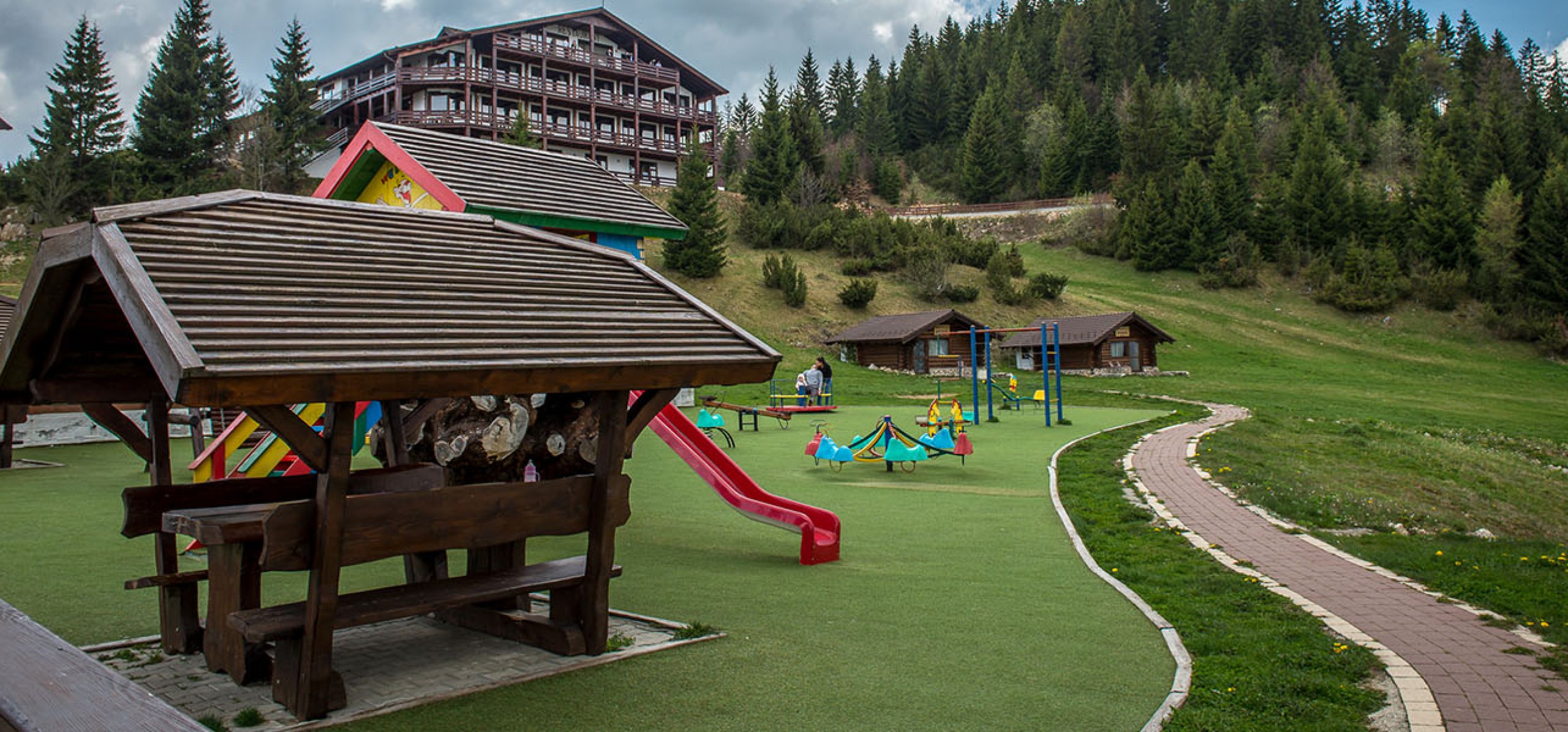 parc-de-joaca-hotel-piatra-craiului