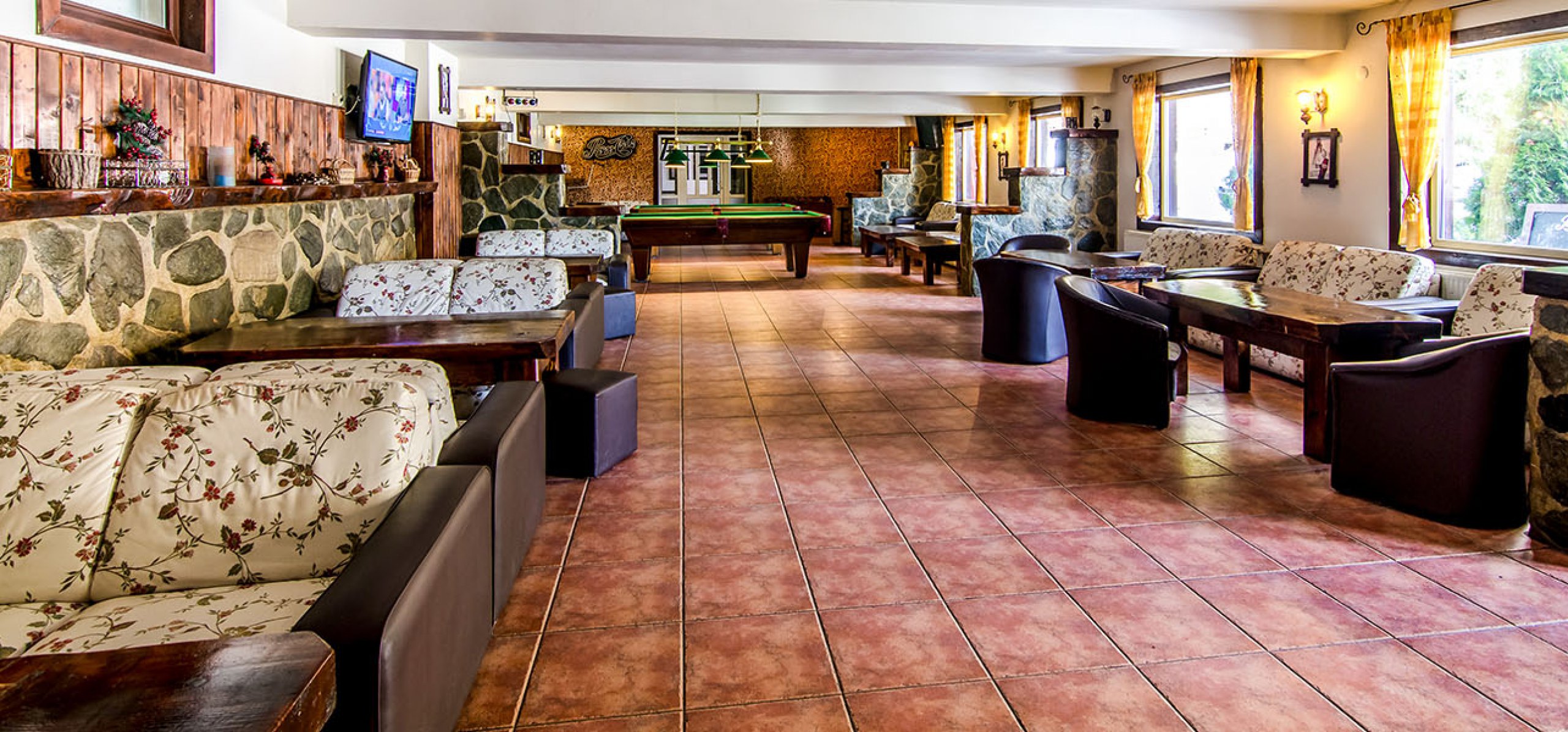 interior-pub-moieciu-resort-moieciu