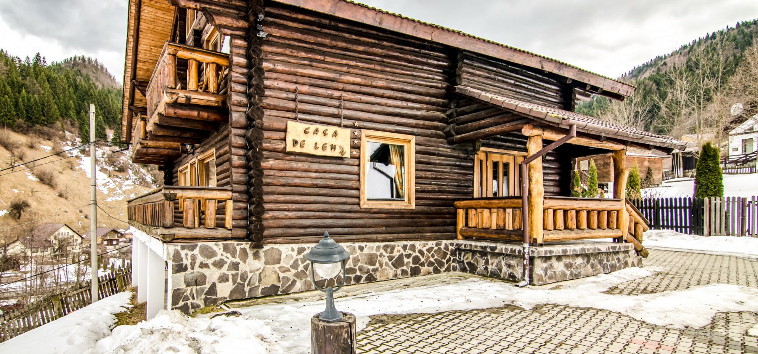 vila-de-lemn-iarna-cazare-in-moeciu